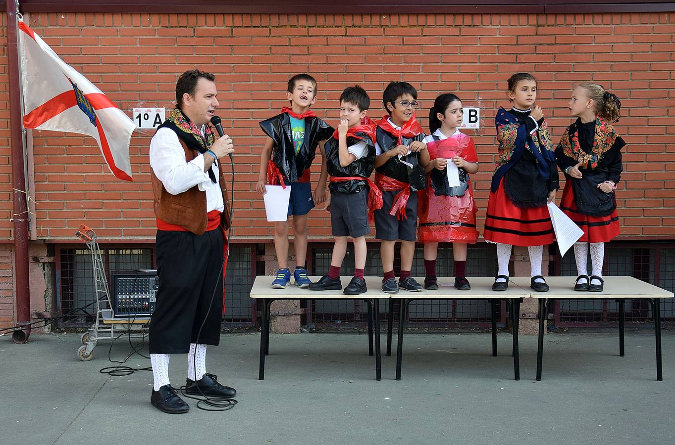 Los alumnos de Jesuitas recrean las Fiestas de San Bernabé