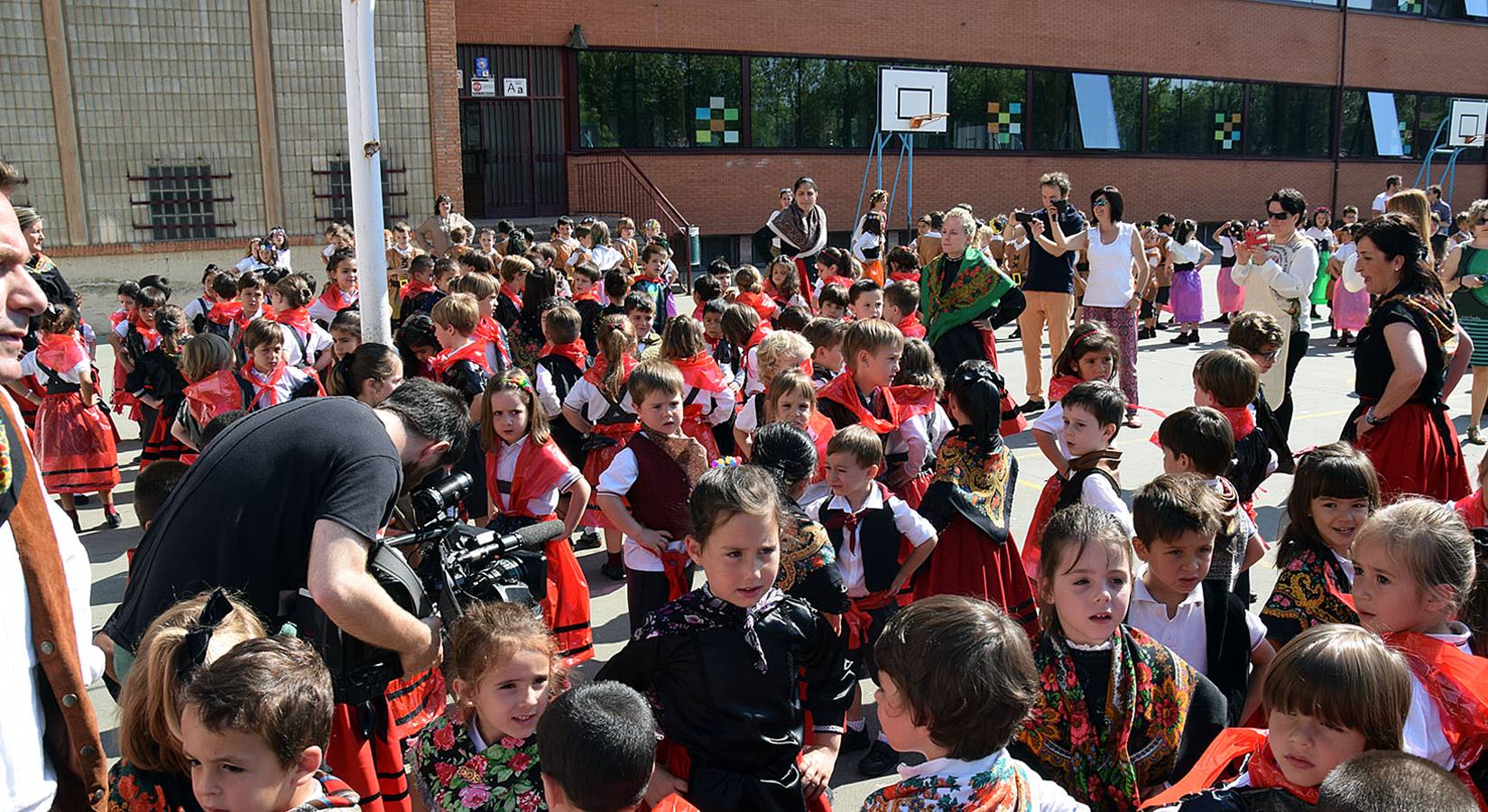 Los alumnos de Jesuitas recrean las Fiestas de San Bernabé