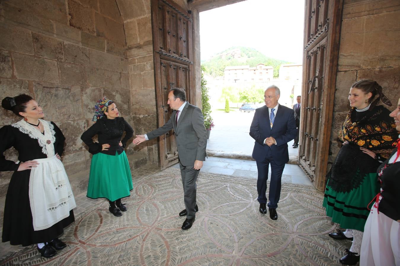 La llegada, el ambiente y las fotos de antes y de después de la entrega de las Medallas de La Rioja (I)