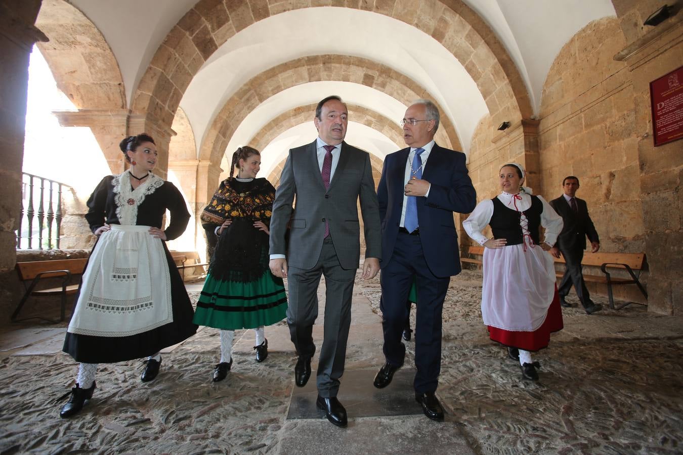 La llegada, el ambiente y las fotos de antes y de después de la entrega de las Medallas de La Rioja (I)