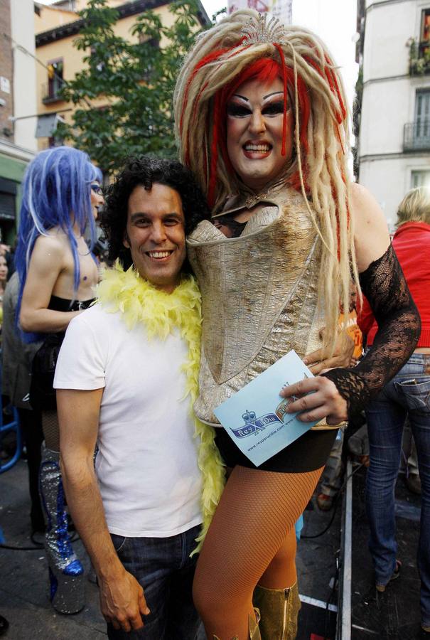 Pedro Zerolo, junto a una drag queen en la marcha del Orgullo Gay del año 2007.