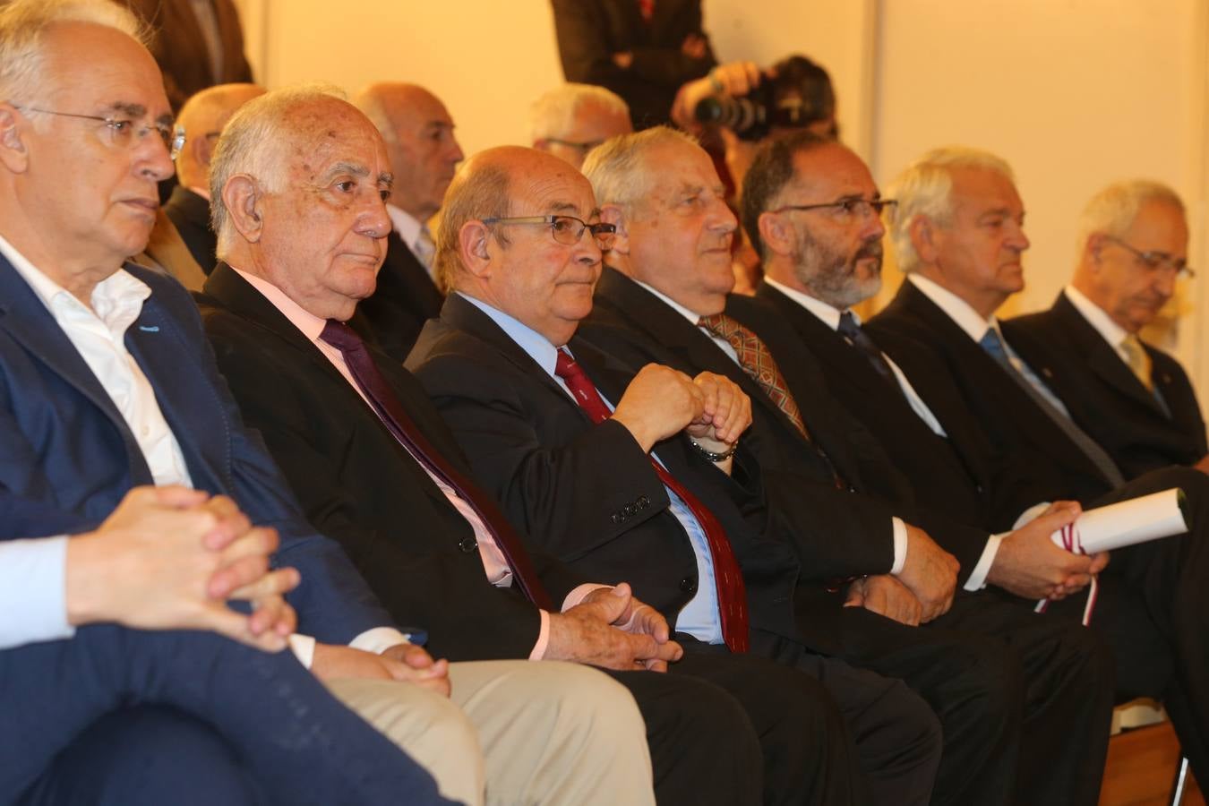 Antonio Pujades, Eugenio de La Riva y Fernando Reinares reciben las Insignias de San Bernabé