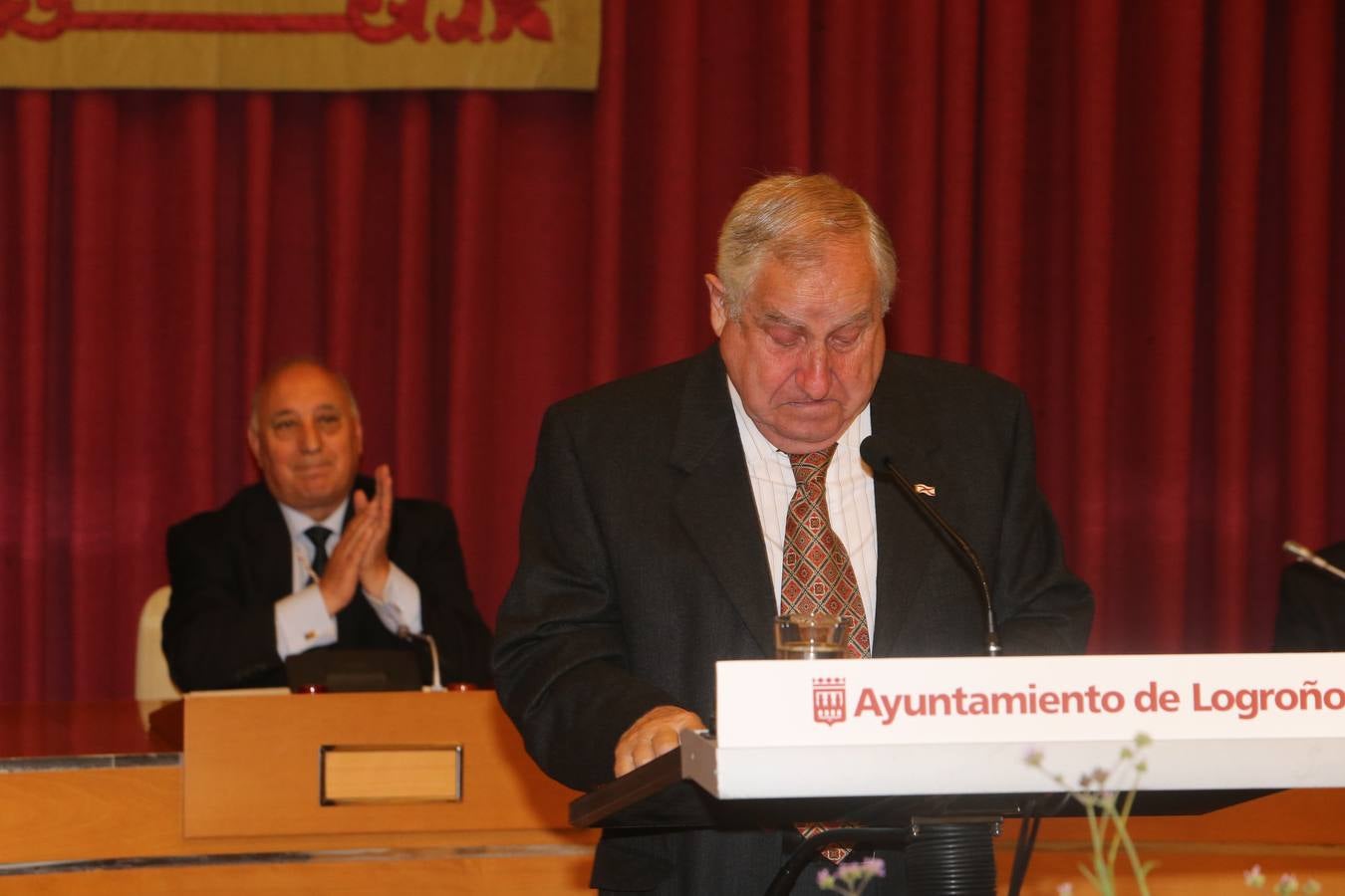 Antonio Pujades, Eugenio de La Riva y Fernando Reinares reciben las Insignias de San Bernabé