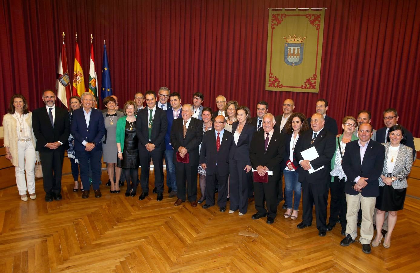 Antonio Pujades, Eugenio de La Riva y Fernando Reinares reciben las Insignias de San Bernabé