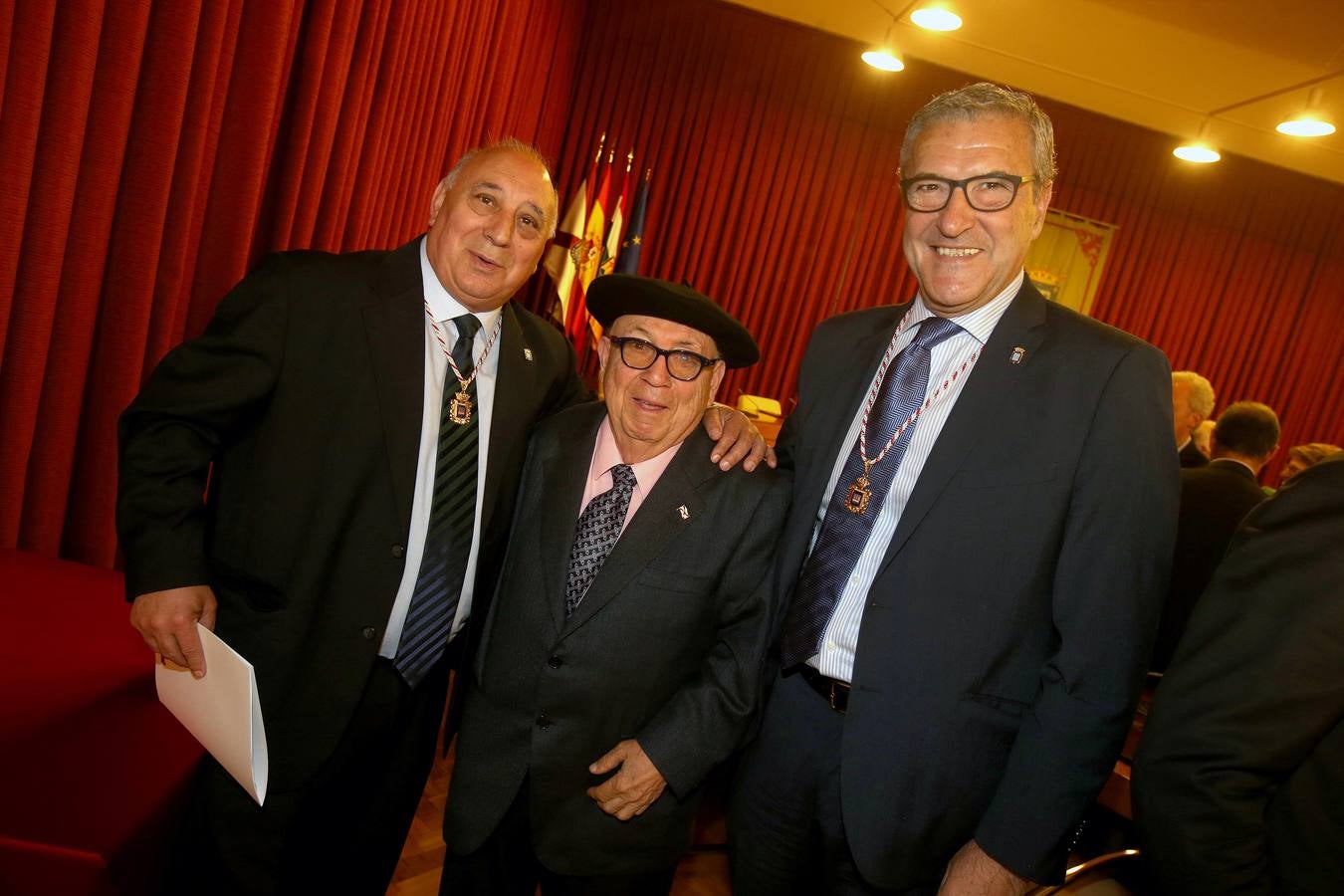 Antonio Pujades, Eugenio de La Riva y Fernando Reinares reciben las Insignias de San Bernabé