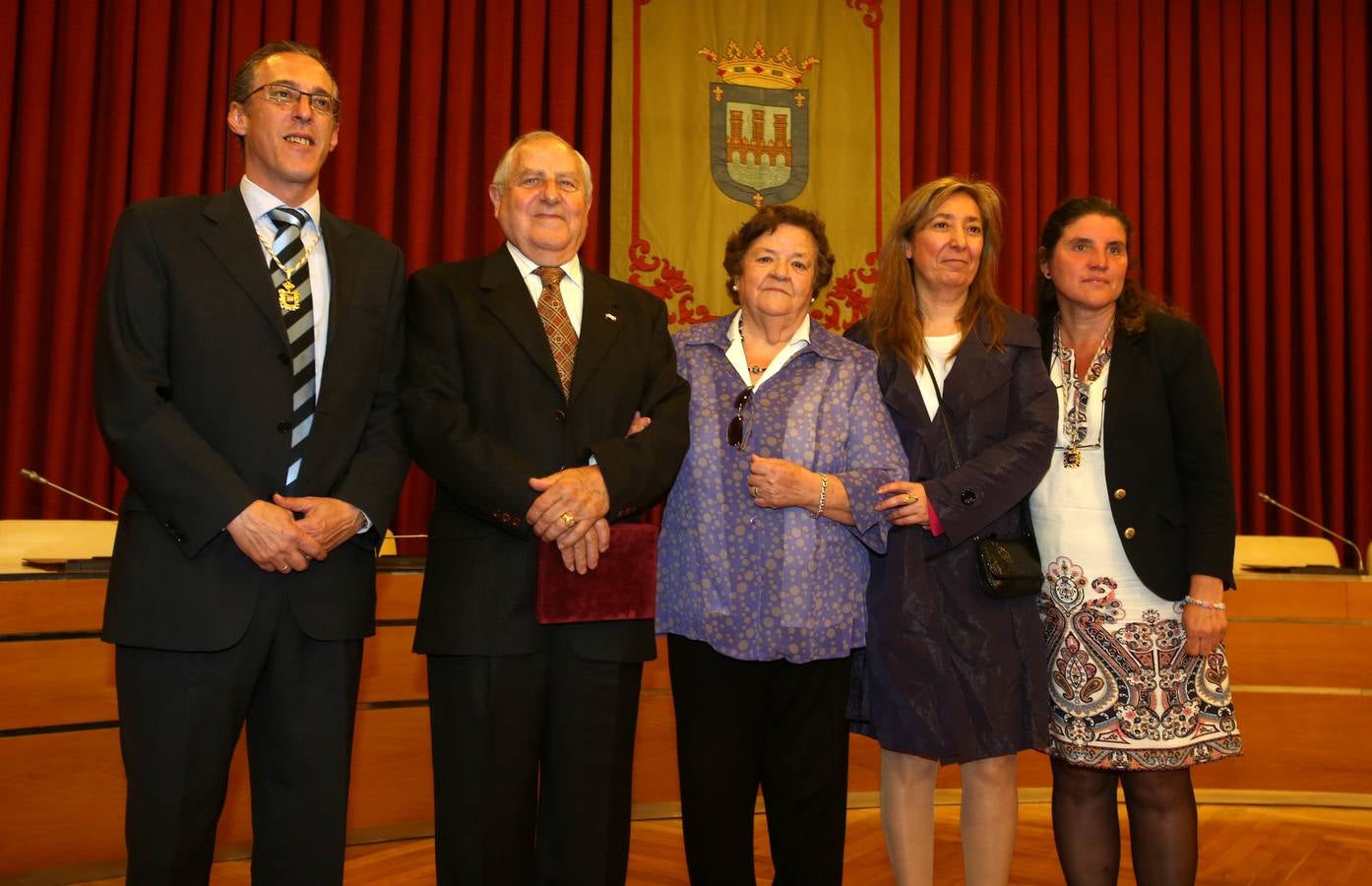 Antonio Pujades, Eugenio de La Riva y Fernando Reinares reciben las Insignias de San Bernabé