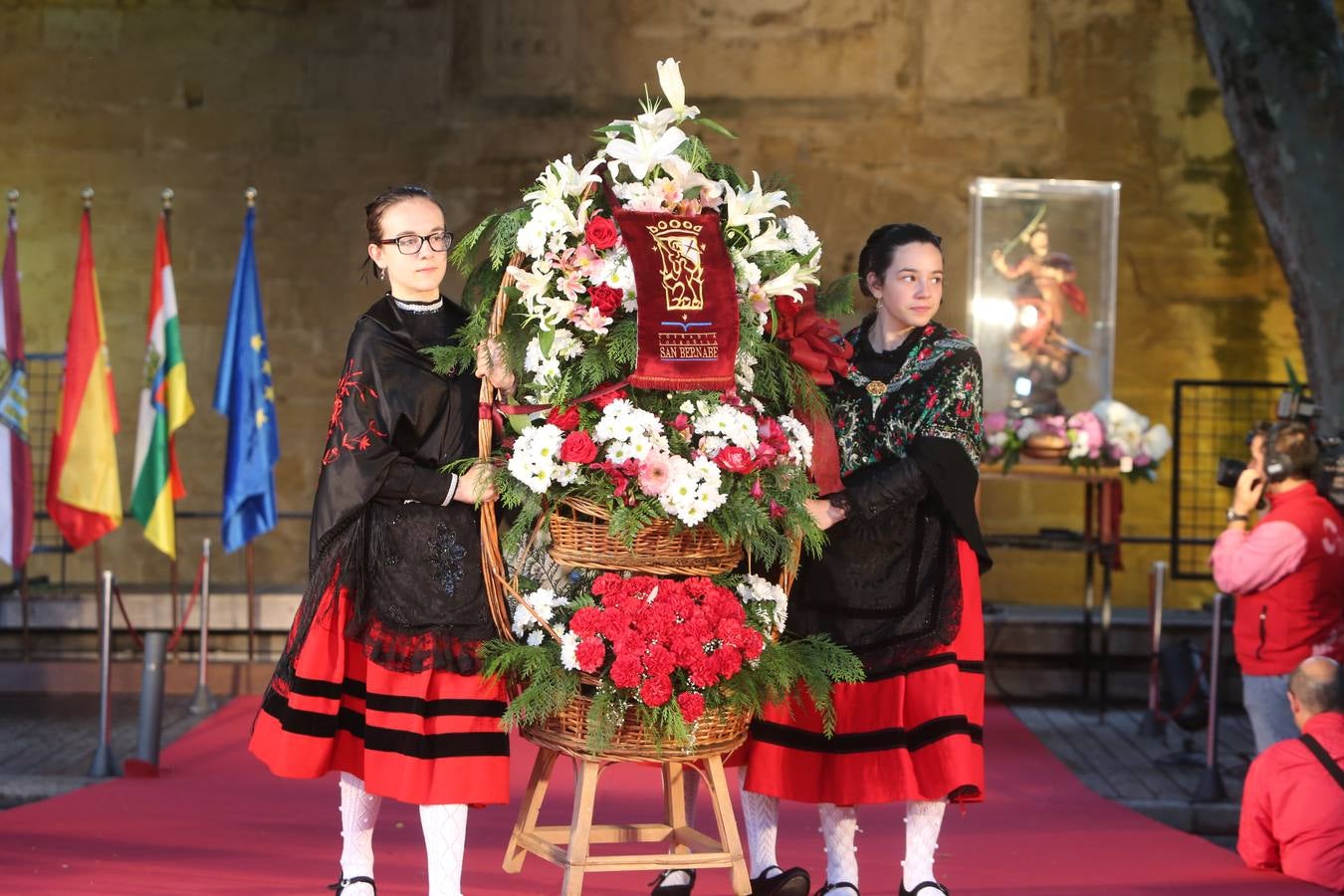 Lluvia y sonrisas en la Ofrenda de flores