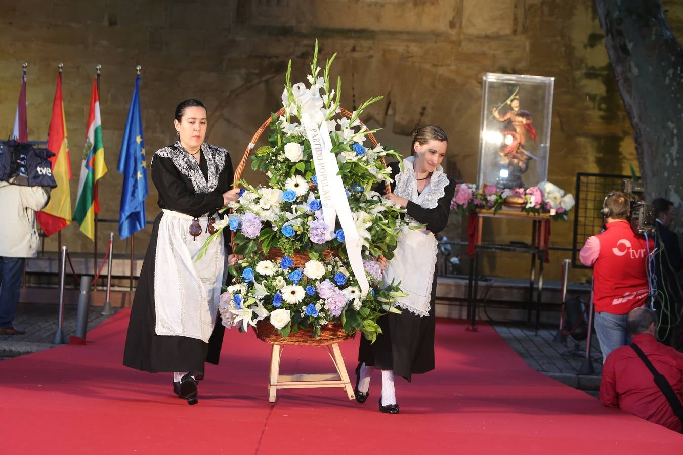 Lluvia y sonrisas en la Ofrenda de flores