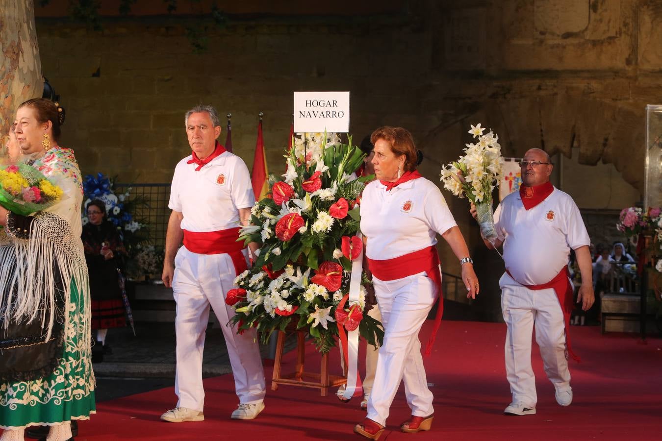 Lluvia y sonrisas en la Ofrenda de flores