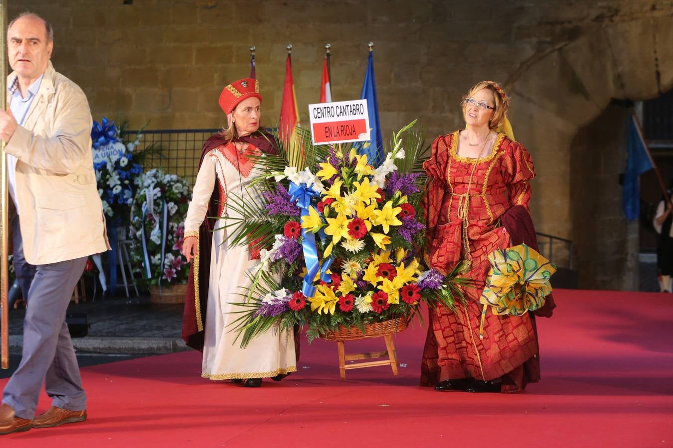 Lluvia y sonrisas en la Ofrenda de flores