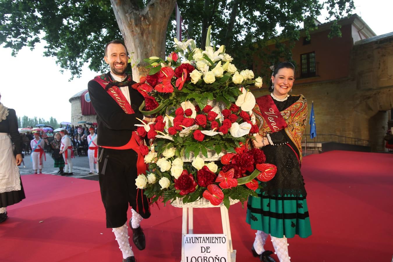 Lluvia y sonrisas en la Ofrenda de flores