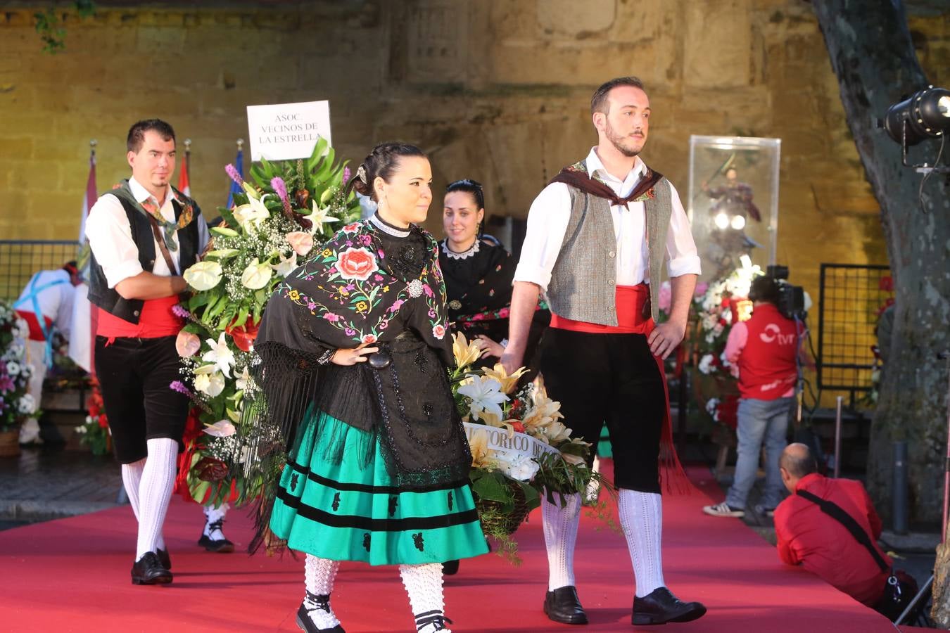 Lluvia y sonrisas en la Ofrenda de flores