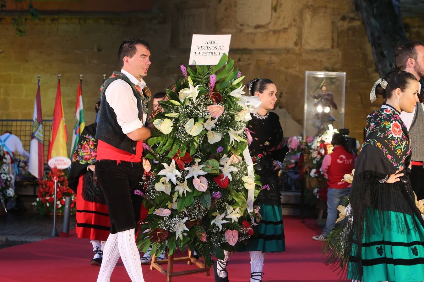 Lluvia y sonrisas en la Ofrenda de flores