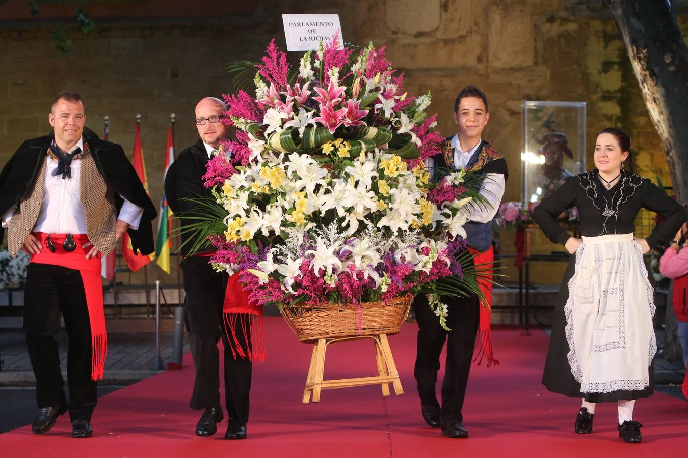 Lluvia y sonrisas en la Ofrenda de flores