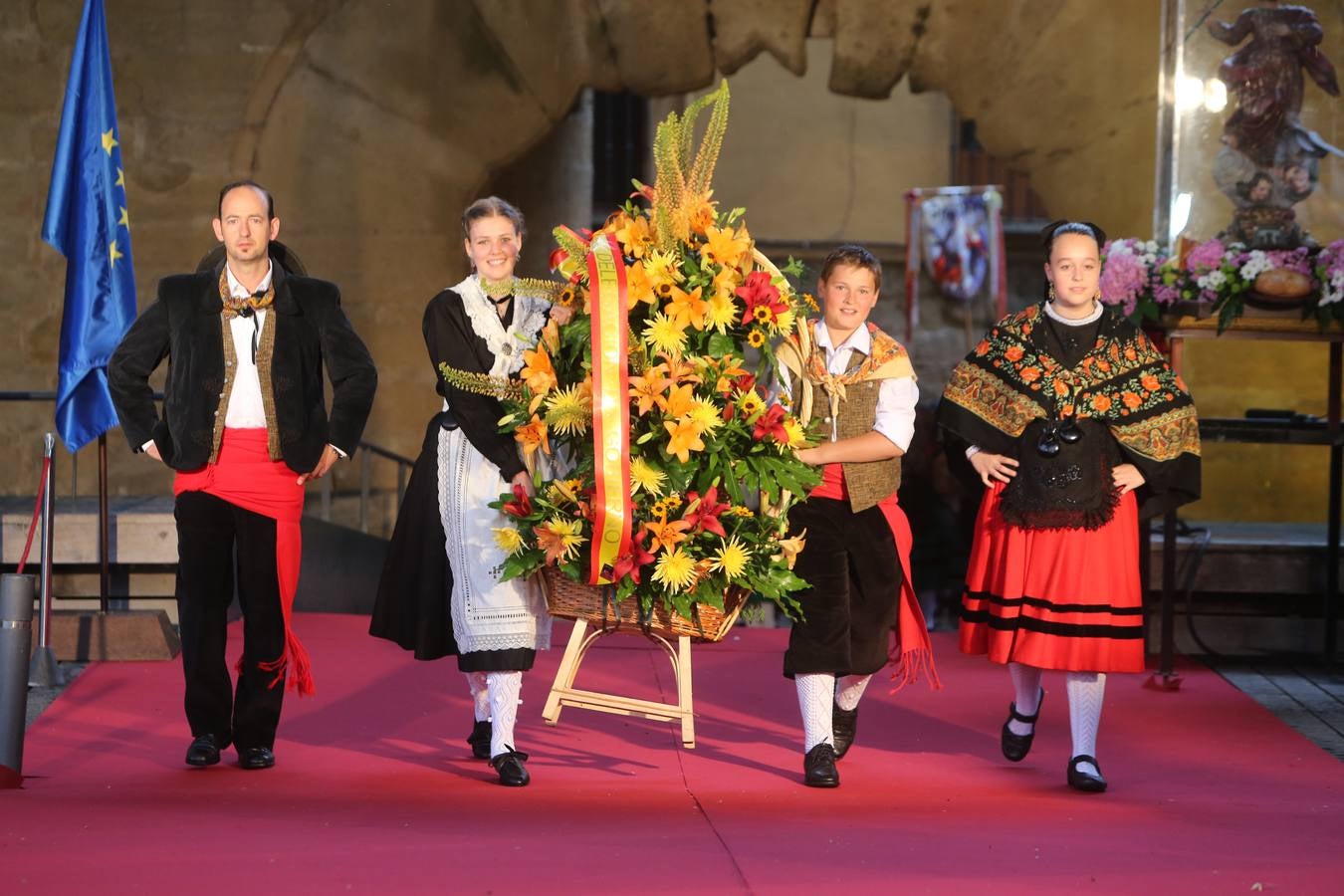 Lluvia y sonrisas en la Ofrenda de flores