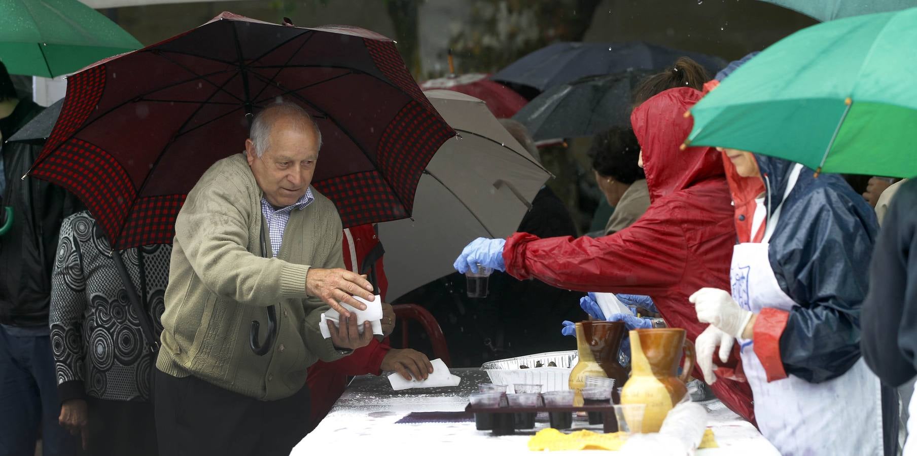 El agua no impide que los logroñeses cumplan con el pan y el pez