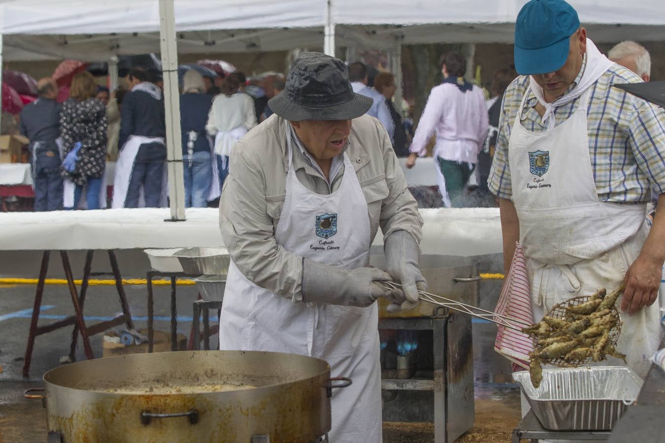 El agua no impide que los logroñeses cumplan con el pan y el pez