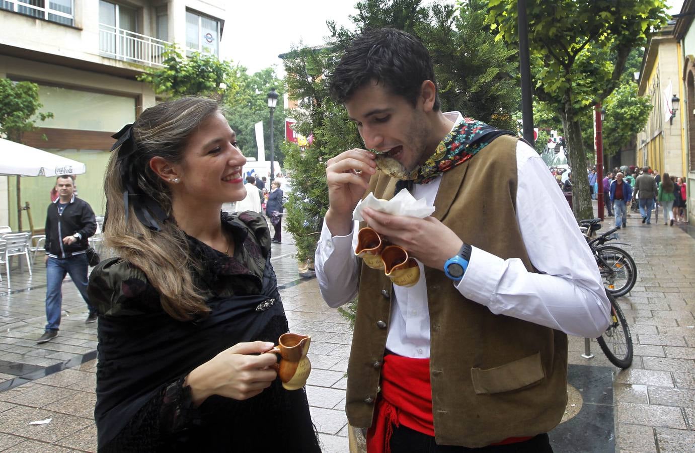 El agua no impide que los logroñeses cumplan con el pan y el pez