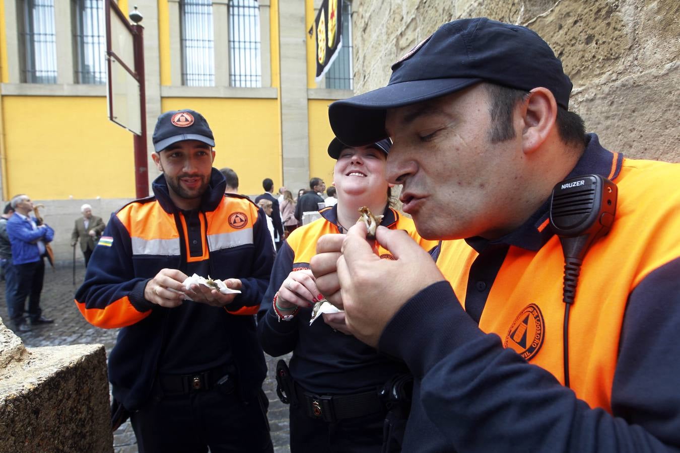 El agua no impide que los logroñeses cumplan con el pan y el pez