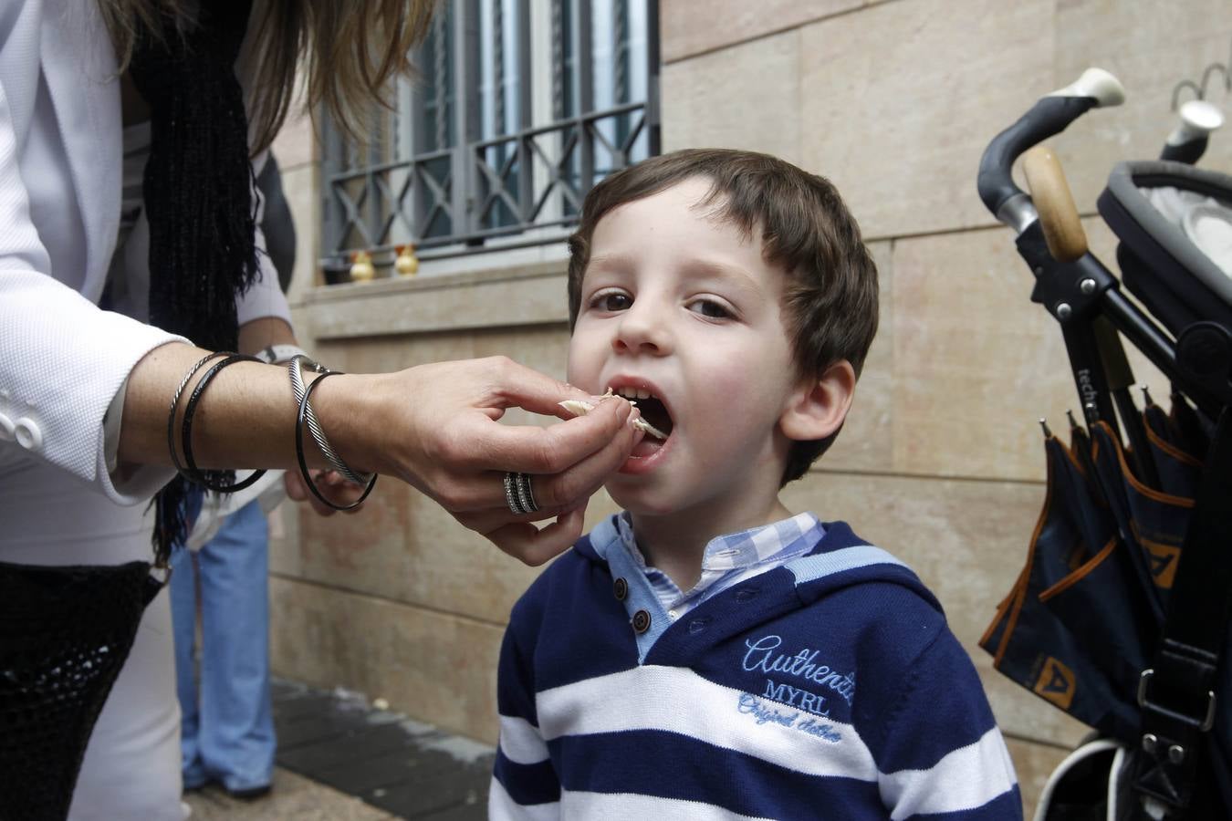 El agua no impide que los logroñeses cumplan con el pan y el pez