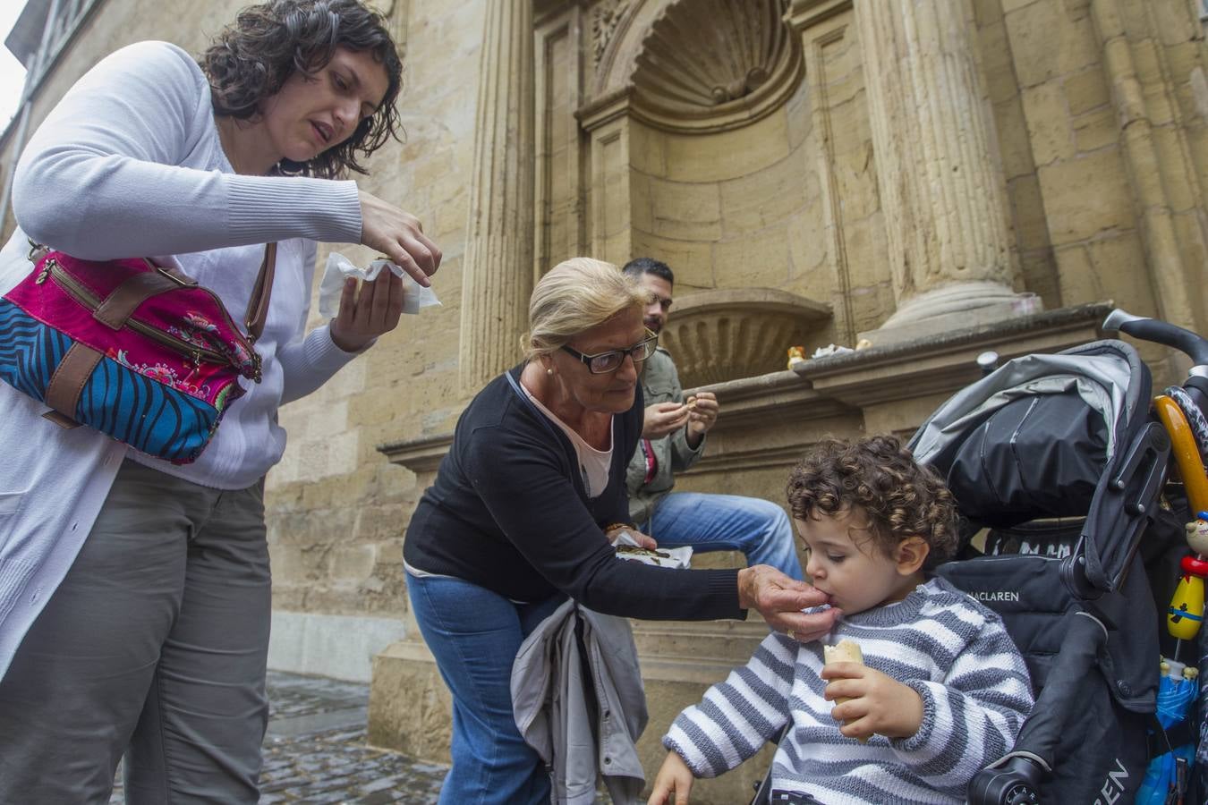 El agua no impide que los logroñeses cumplan con el pan y el pez