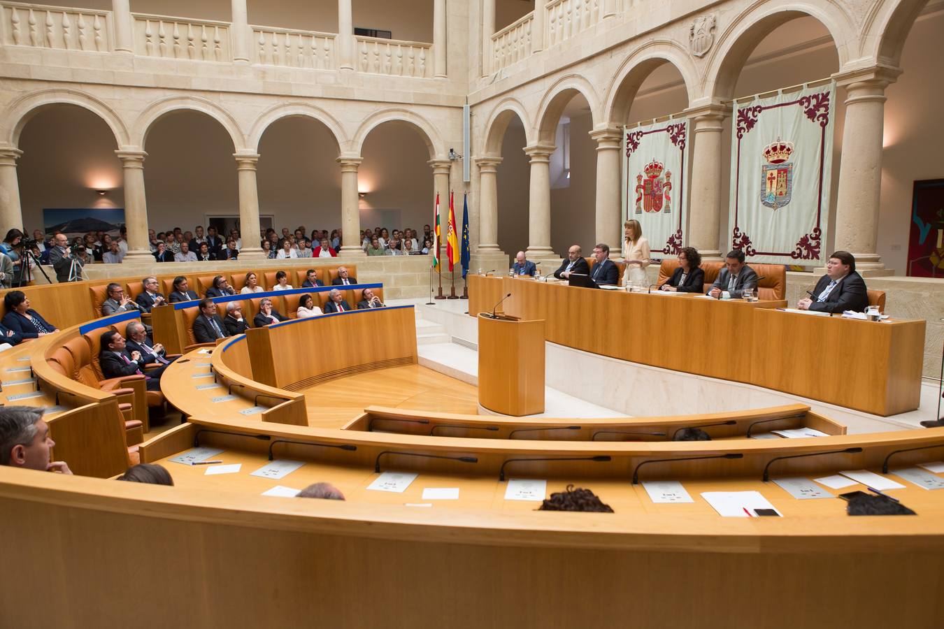 La Constitución del Parlamento regional, los gestos y los presentes (II)