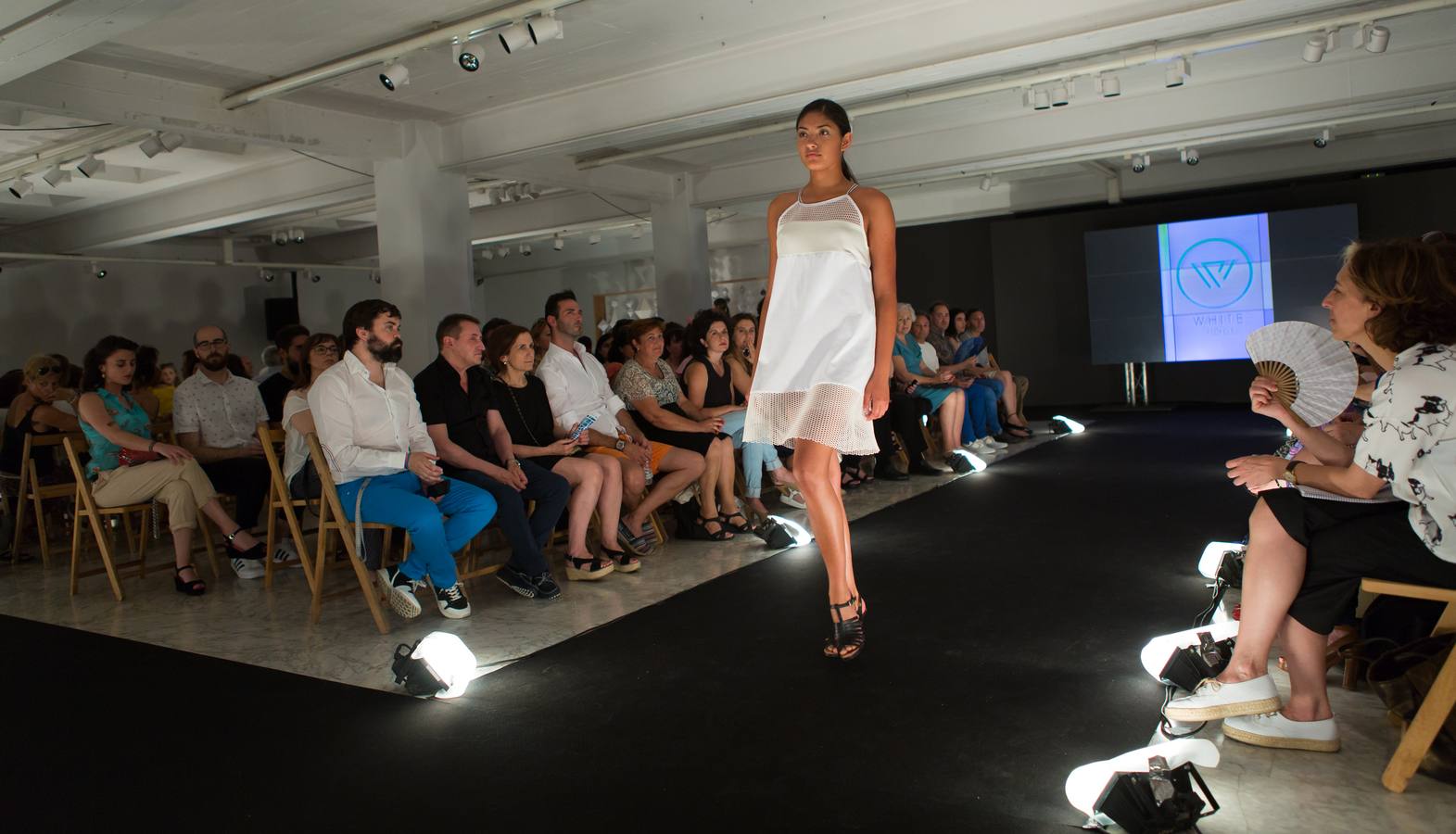 Desfile de moda con los diseños de la ESDIR