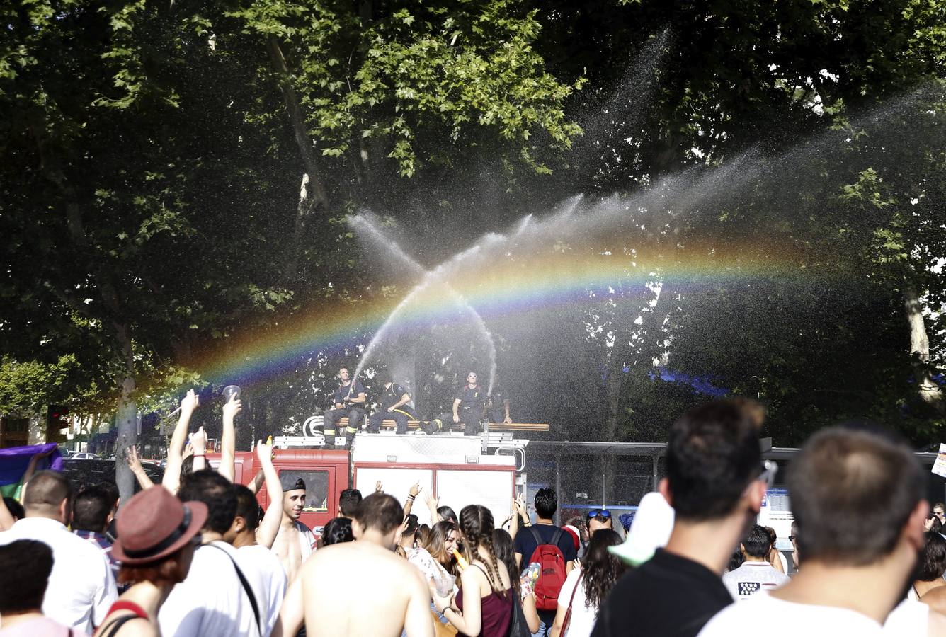 Bomberos de Madrid refrescan a los participantes del desfile.