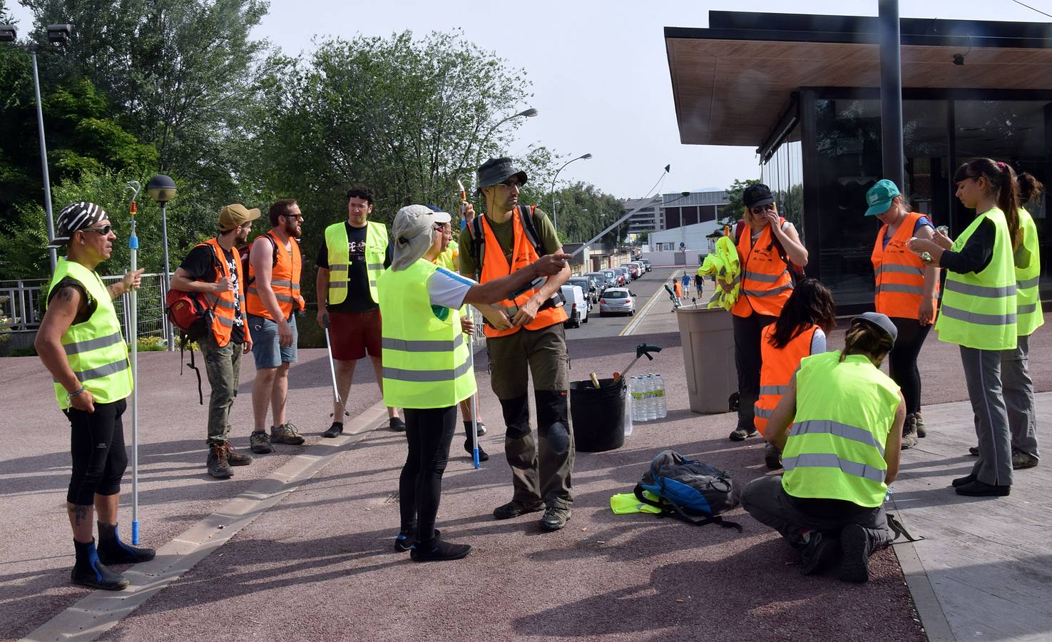 Voluntarios limpian el Ebro