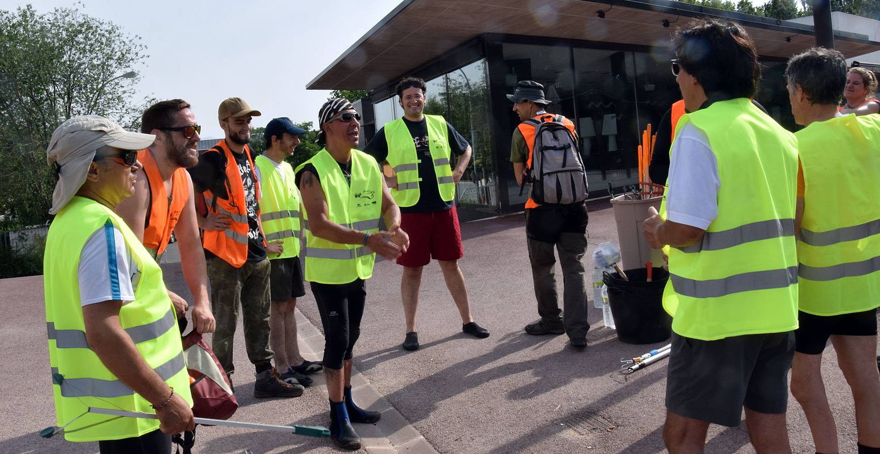 Voluntarios limpian el Ebro