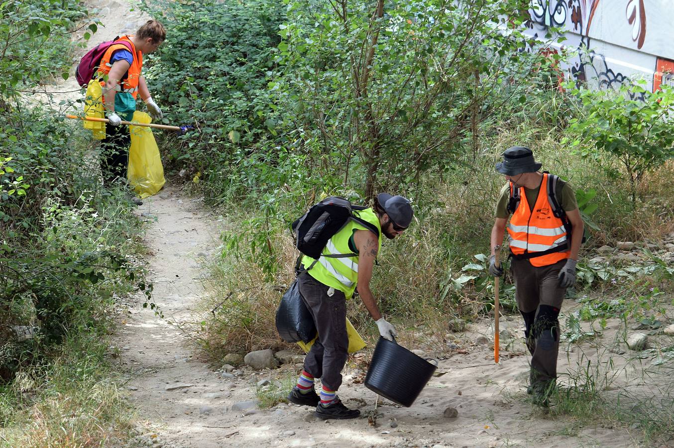 Voluntarios limpian el Ebro