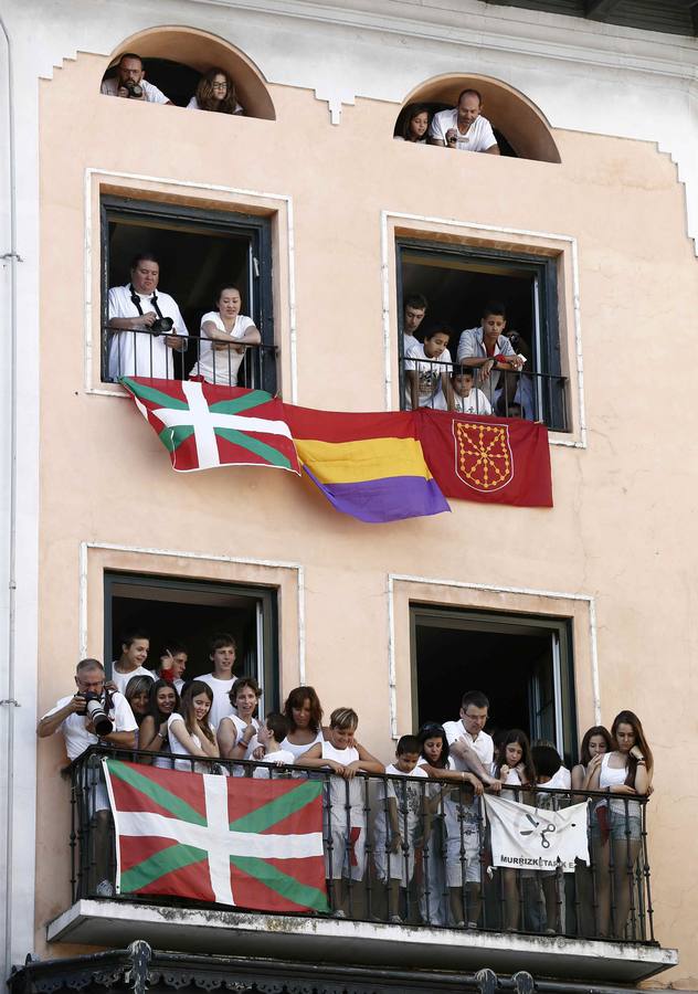 Decenas de personas han seguido el evento desde los balcones que rodean la Plaza Consistorial.