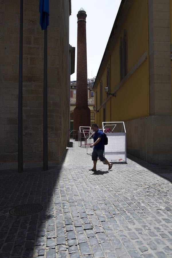 La chimenea del Parlamento de La Rioja se convierte en escaparate de jóvenes artistas