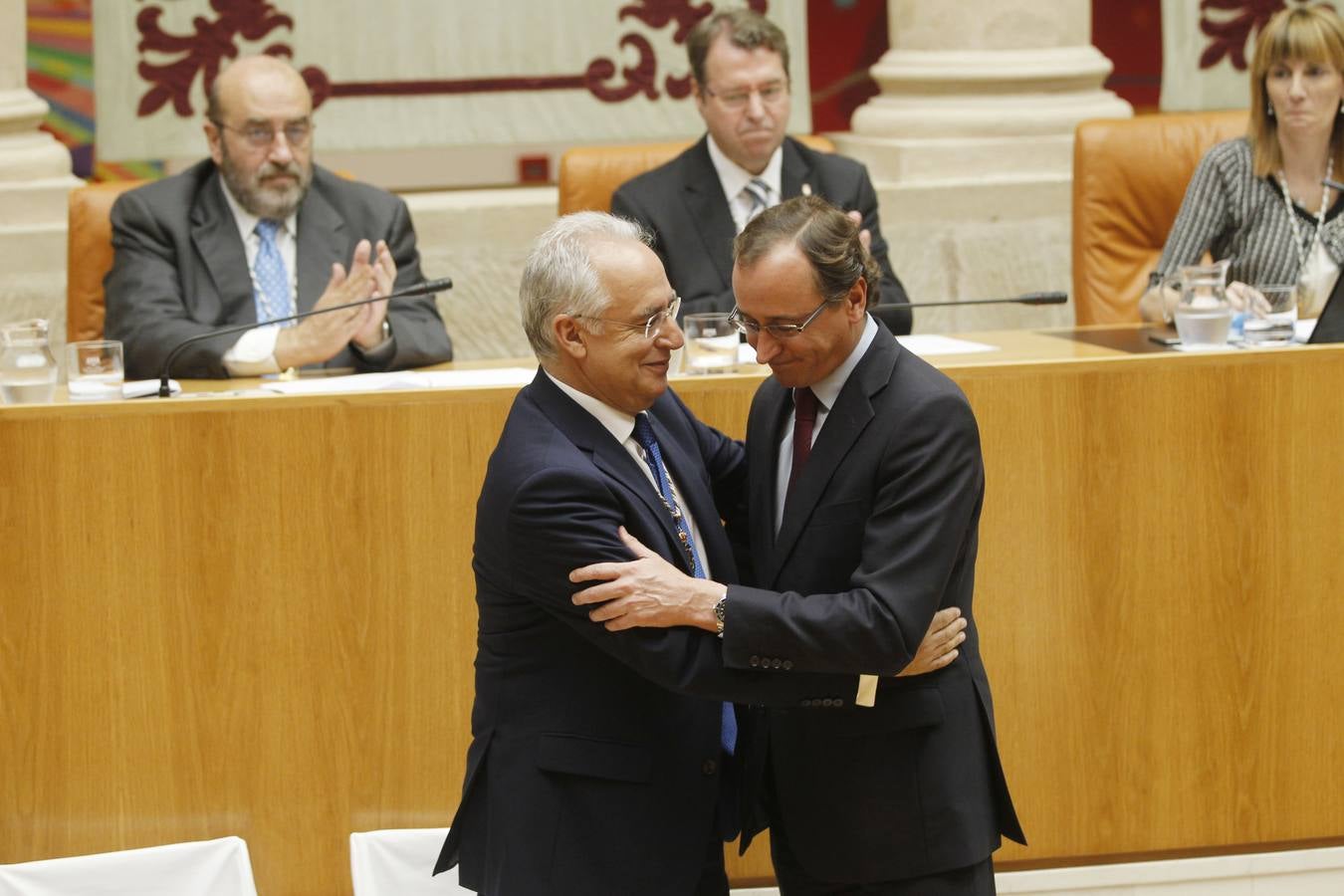 Un día histórico en el Parlamento riojano