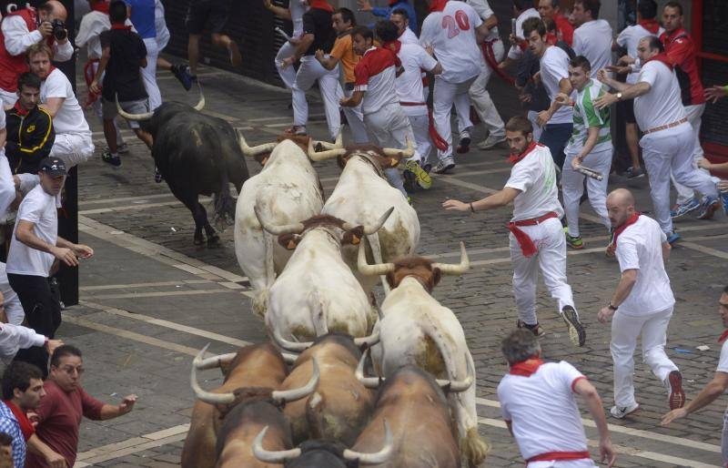 Los mosos se apartan ante la aparición de los toros.