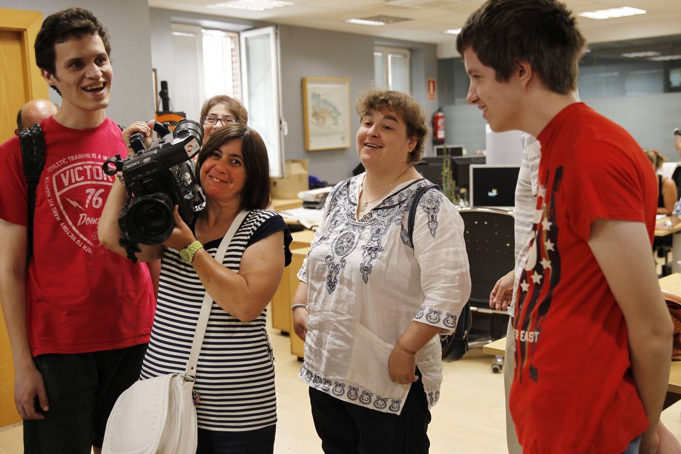 Los alumnos del curso de Comunicación y Protocolo organizado por FEAPS La Rioja visitan la multimedia de Diario LA RIOJA