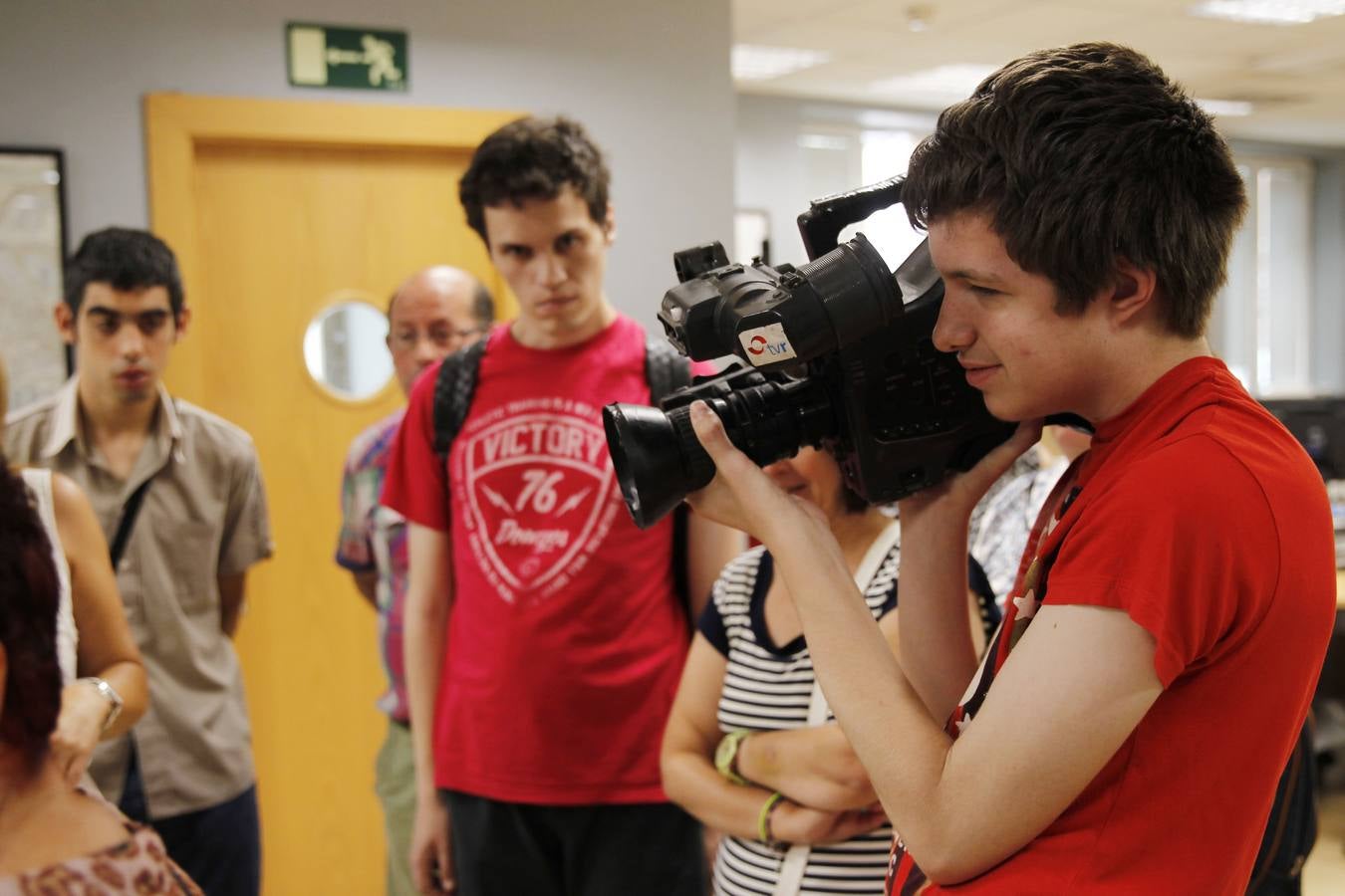 Los alumnos del curso de Comunicación y Protocolo organizado por FEAPS La Rioja visitan la multimedia de Diario LA RIOJA