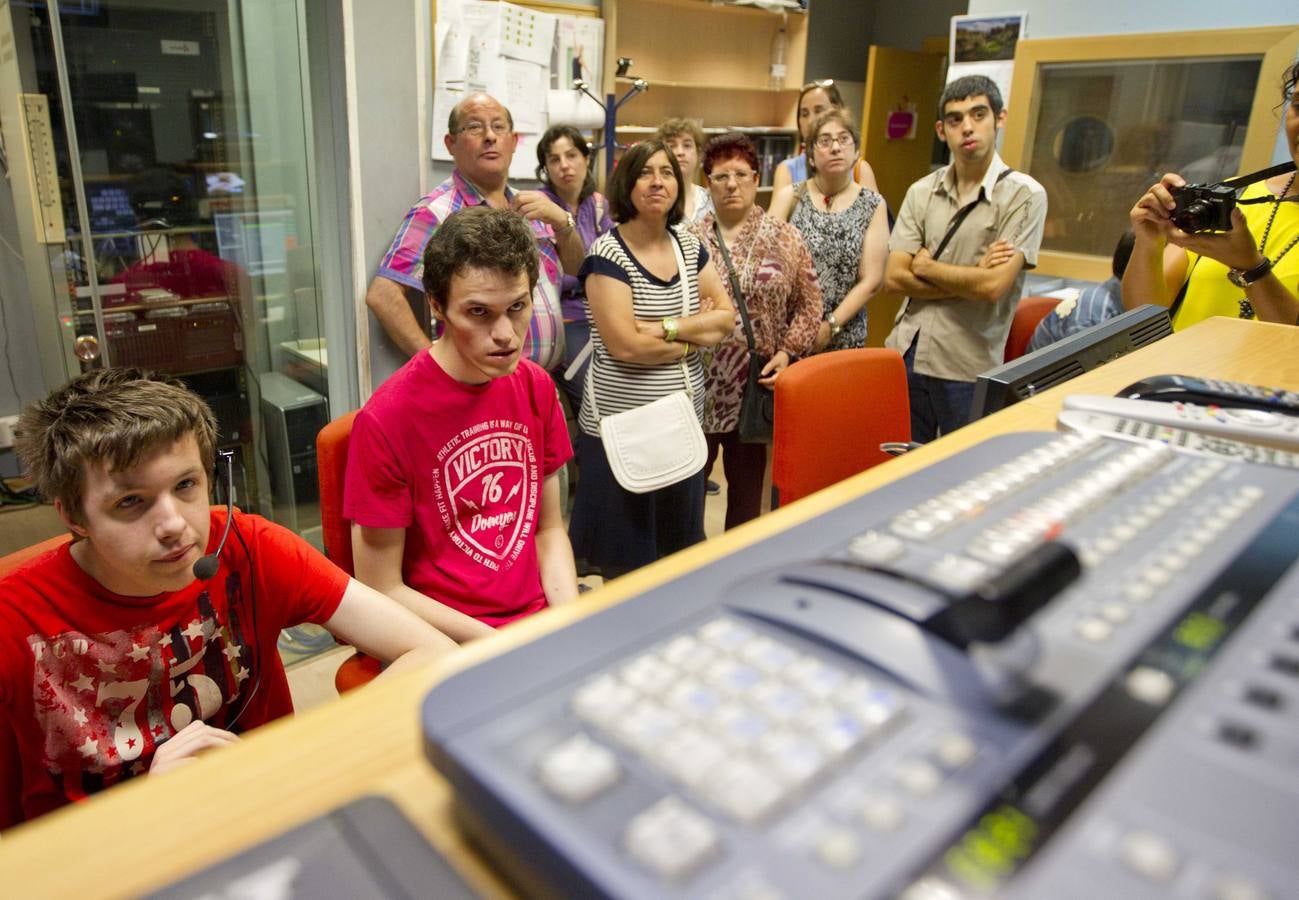 Los alumnos del curso de Comunicación y Protocolo organizado por FEAPS La Rioja visitan la multimedia de Diario LA RIOJA