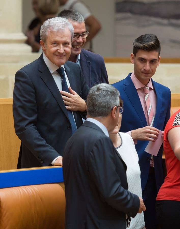 Del Río y Azofra toman posesión de diputados en el Parlamento riojano