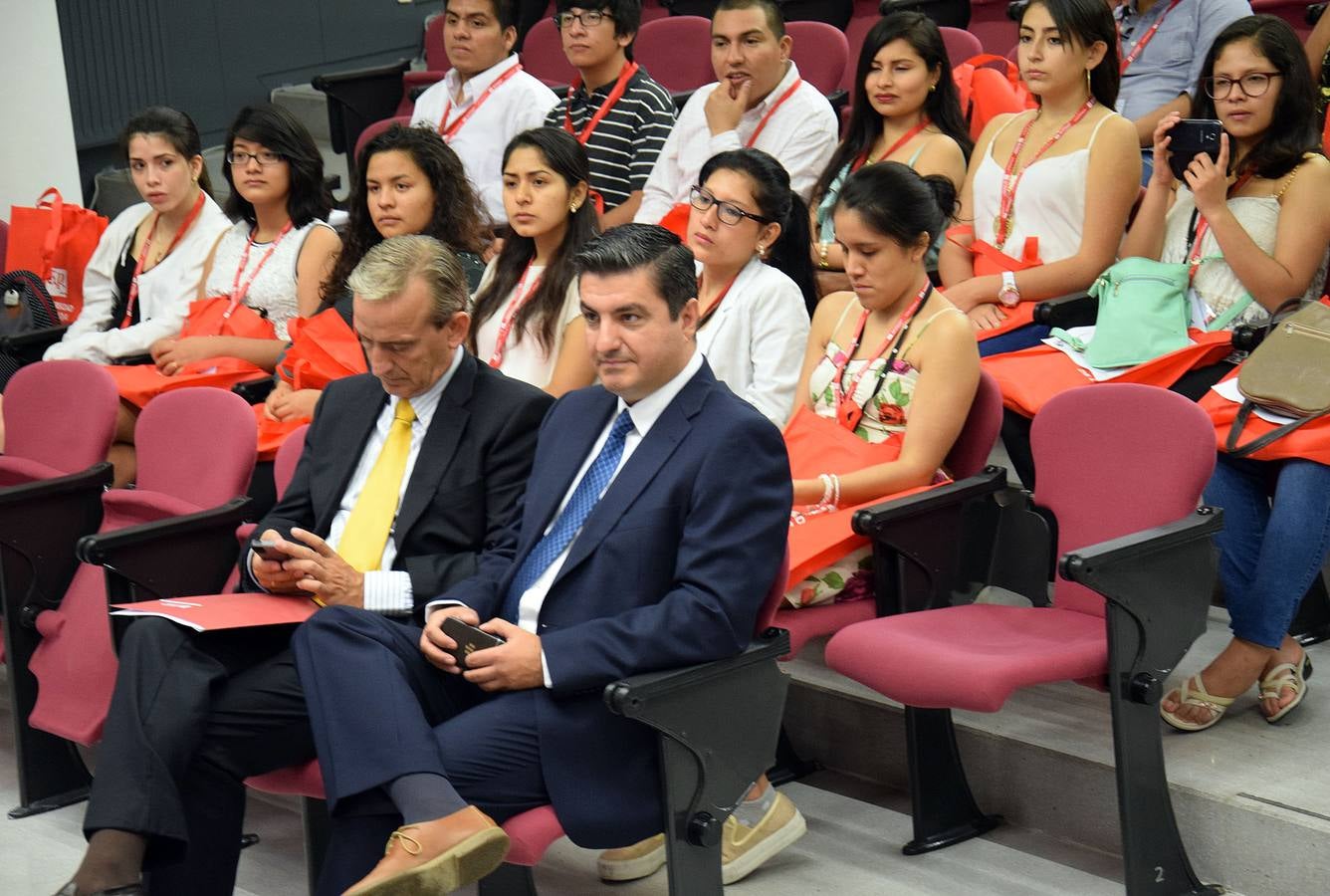 El rector de la UR recibe a 74 alumnos peruanos