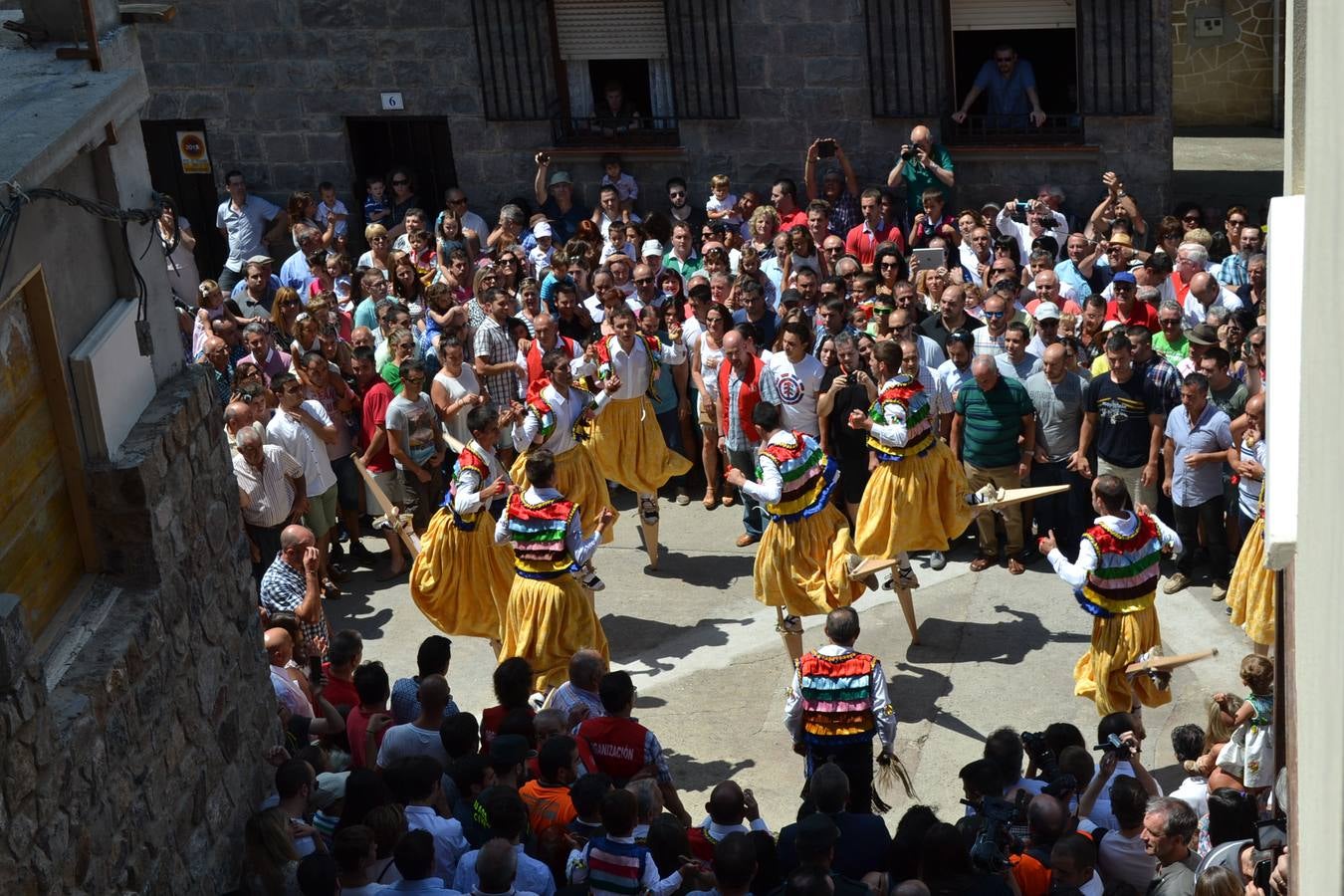 Los danzadores cumplieron con la santa