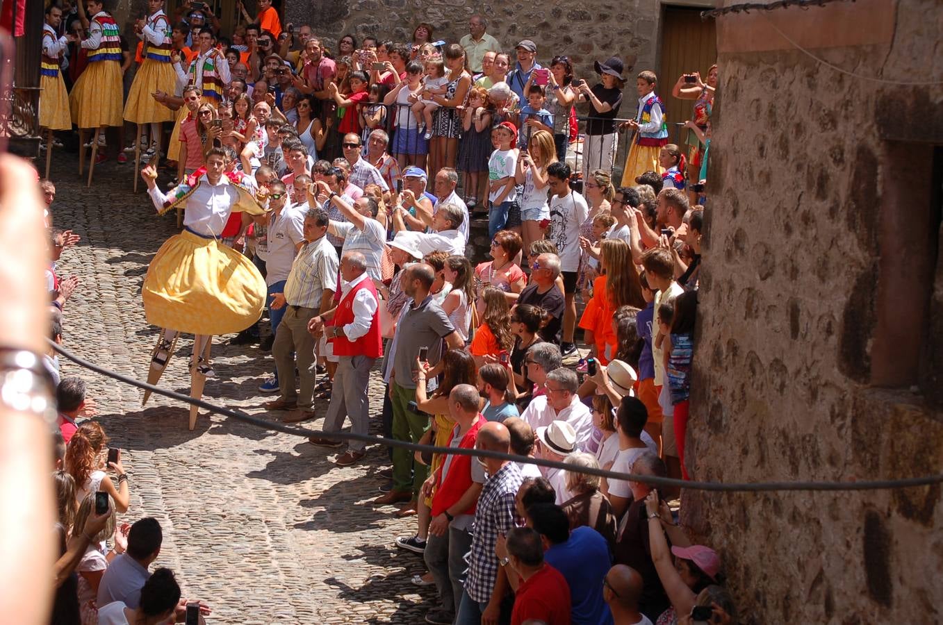 Los danzadores cumplieron con la santa