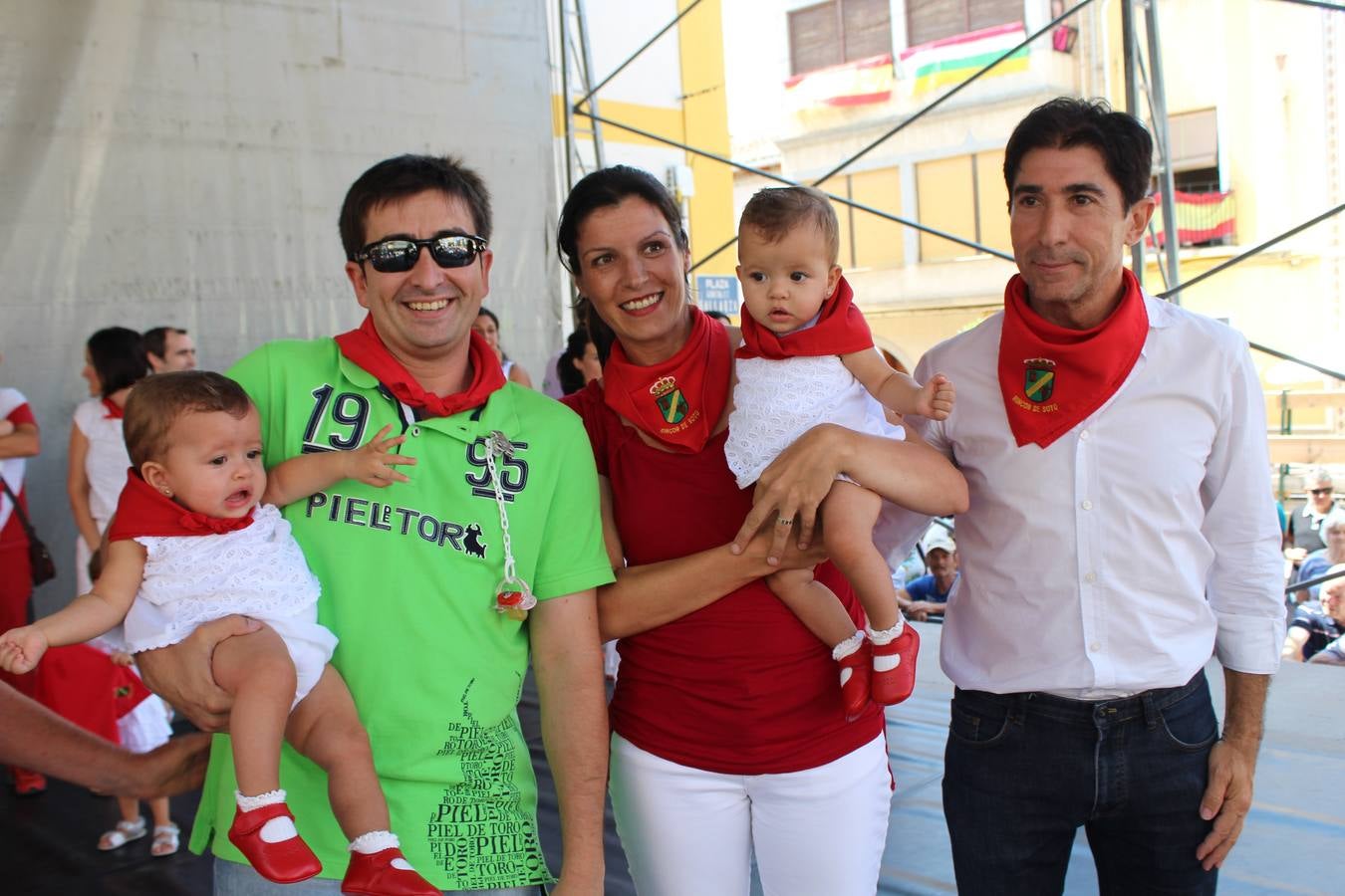 Rincón impone el pañuelo de fiestas a los niños nacidos en el último año