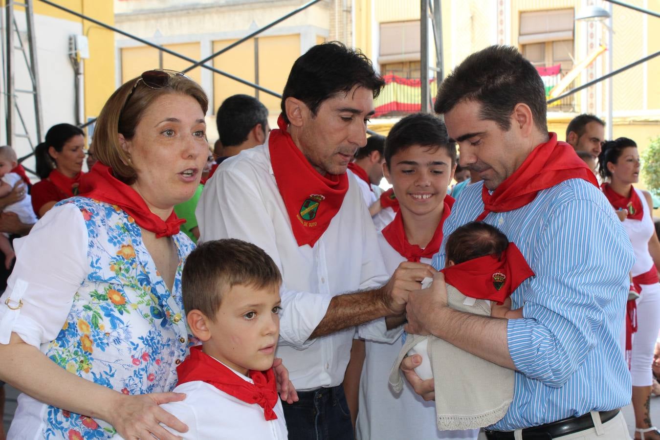 Rincón impone el pañuelo de fiestas a los niños nacidos en el último año