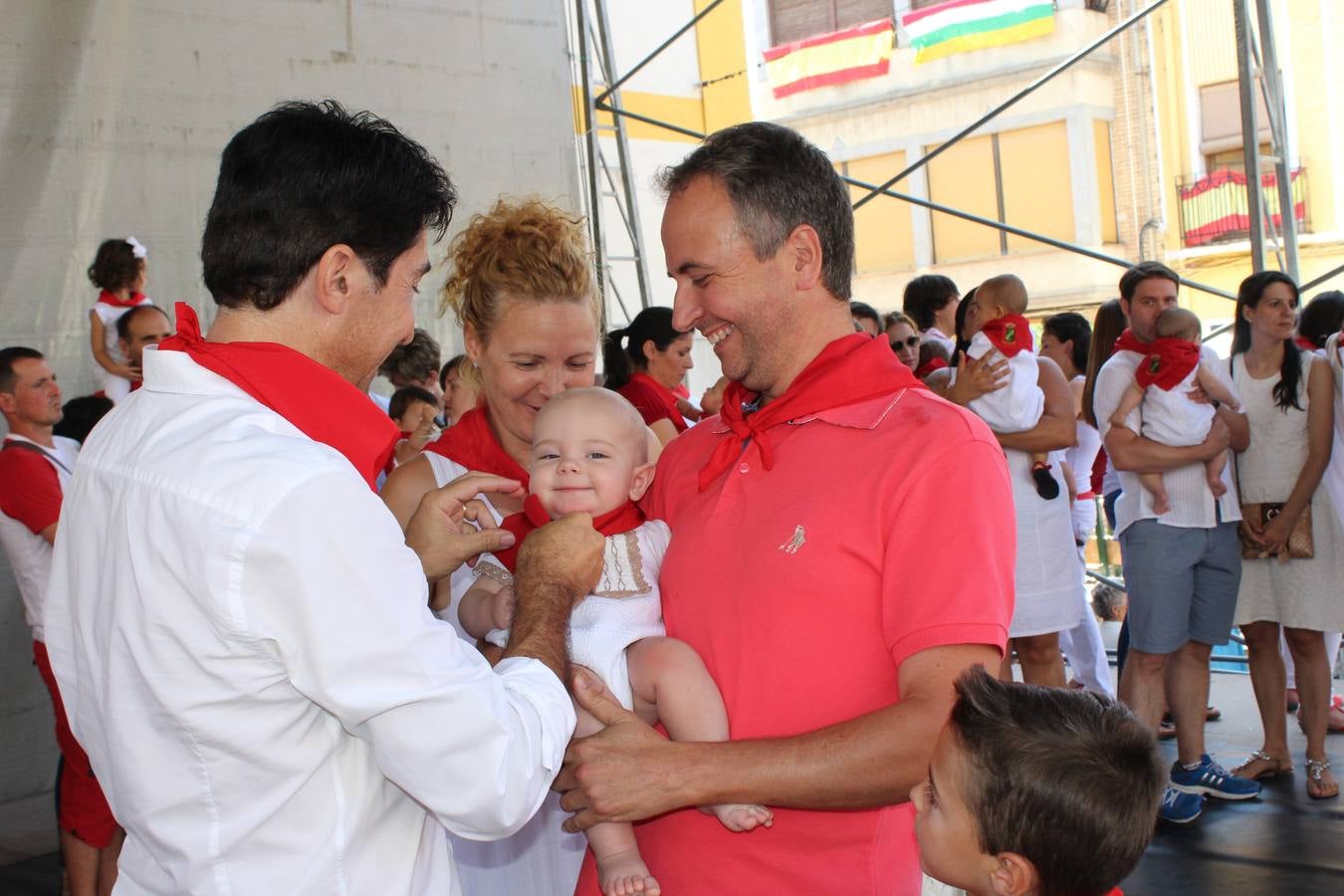 Rincón impone el pañuelo de fiestas a los niños nacidos en el último año