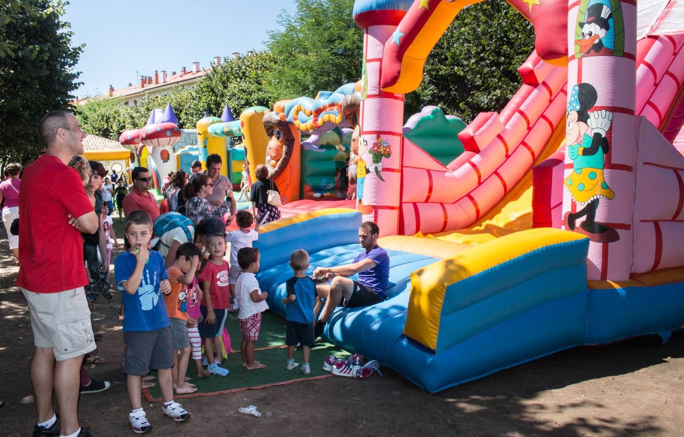 Los gigantes y cabezudos protagonizan la segunda jornada festiva en Ezcaray