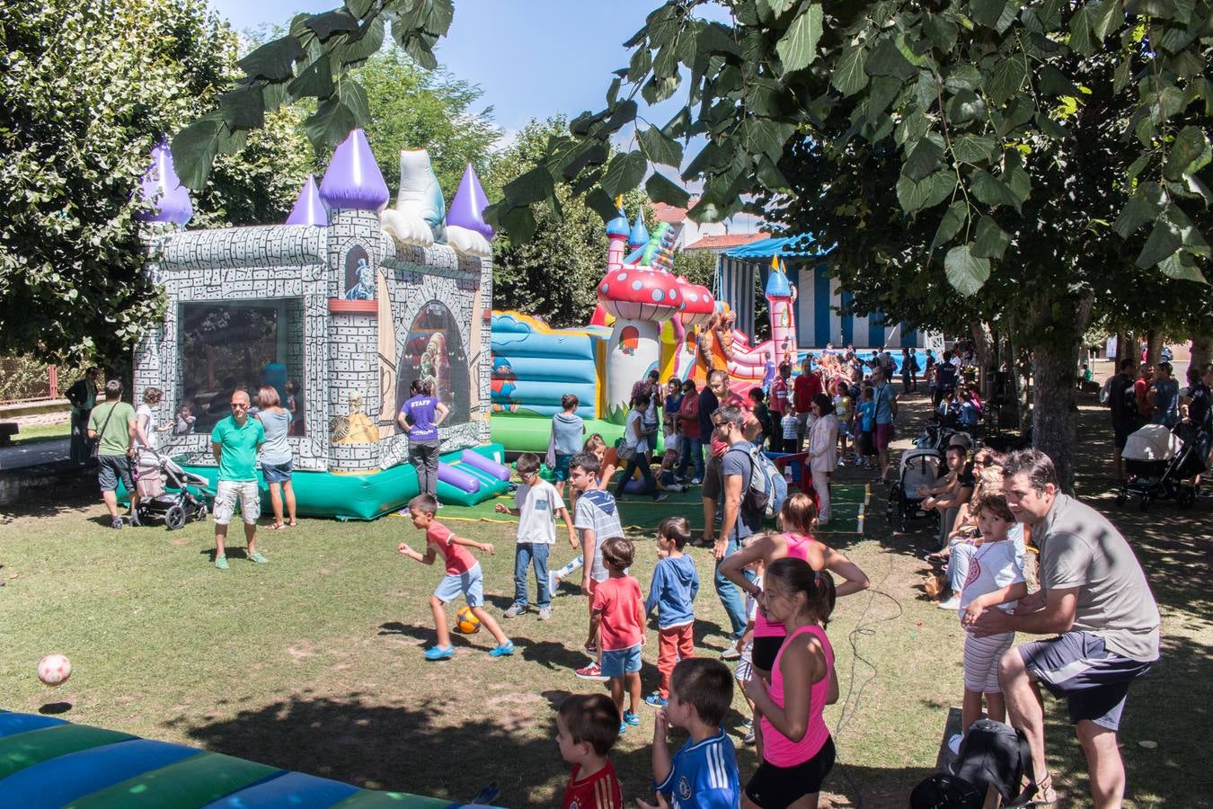 Los gigantes y cabezudos protagonizan la segunda jornada festiva en Ezcaray