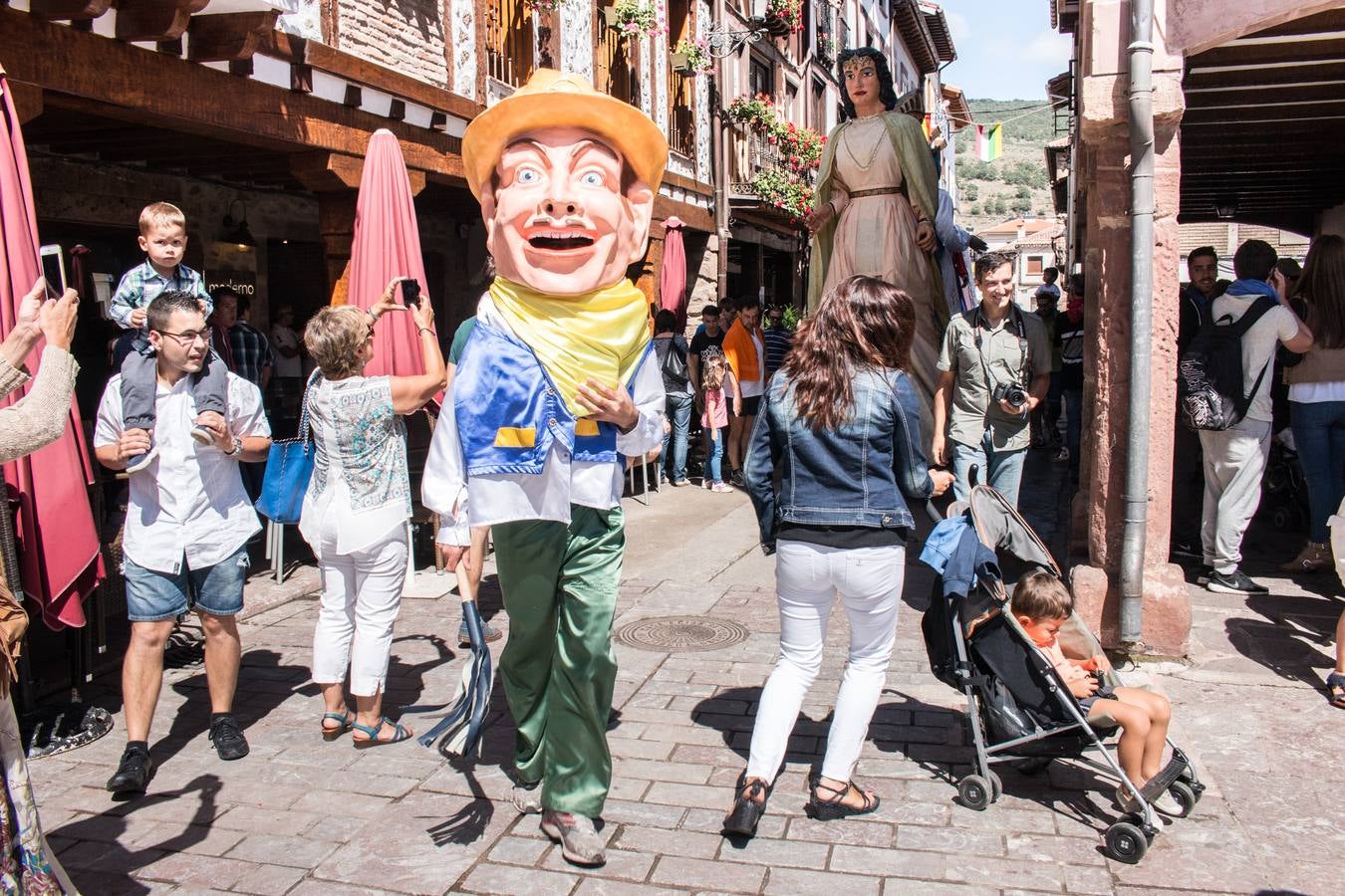 Los gigantes y cabezudos protagonizan la segunda jornada festiva en Ezcaray