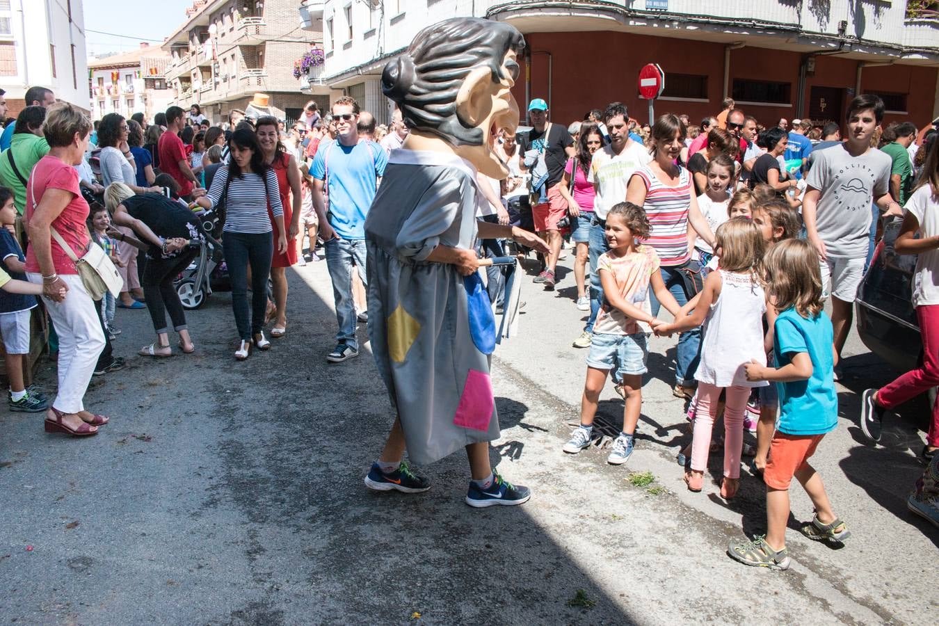 Los gigantes y cabezudos protagonizan la segunda jornada festiva en Ezcaray