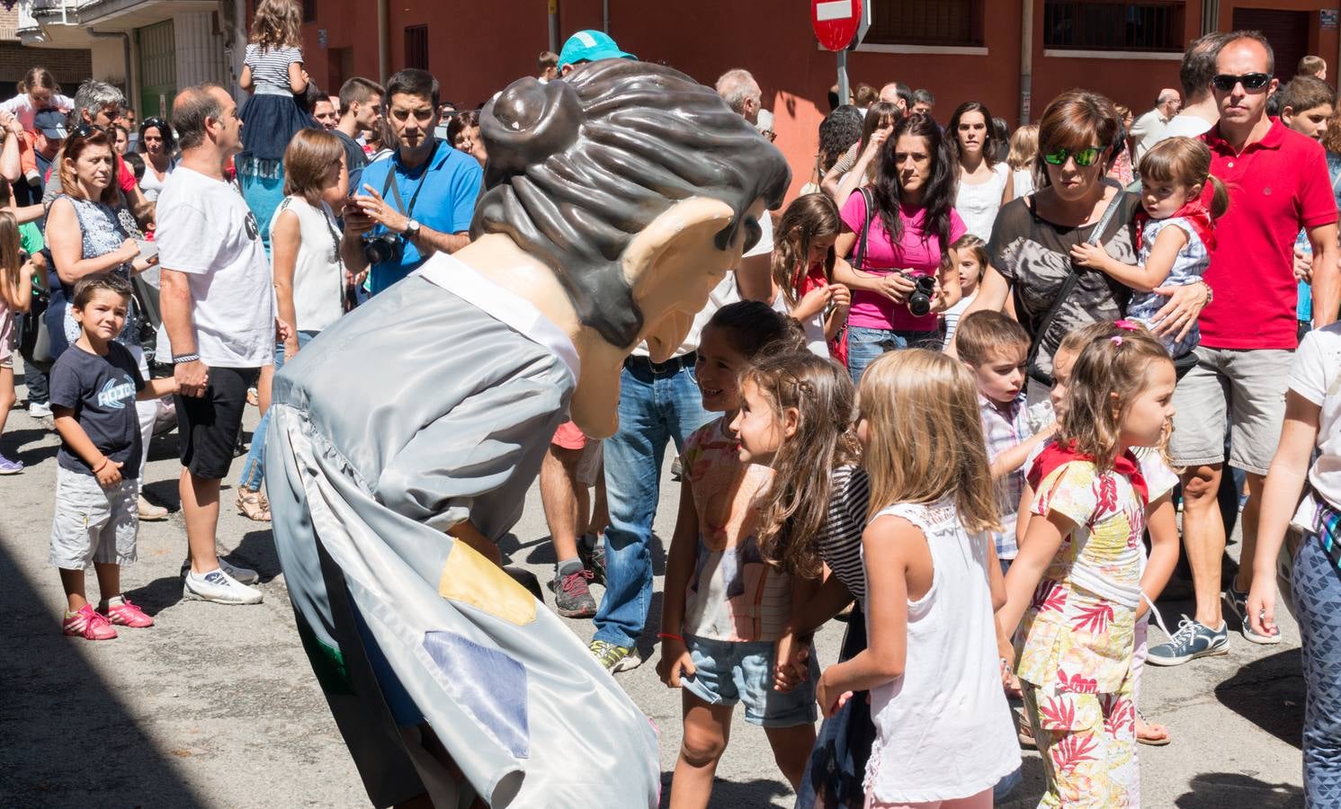 Los gigantes y cabezudos protagonizan la segunda jornada festiva en Ezcaray